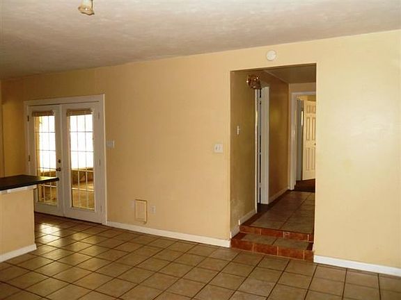 4th image of 701 N Hill St