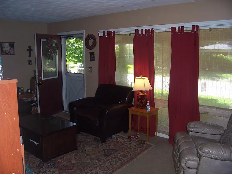 914 W Pecan St — Photo 6