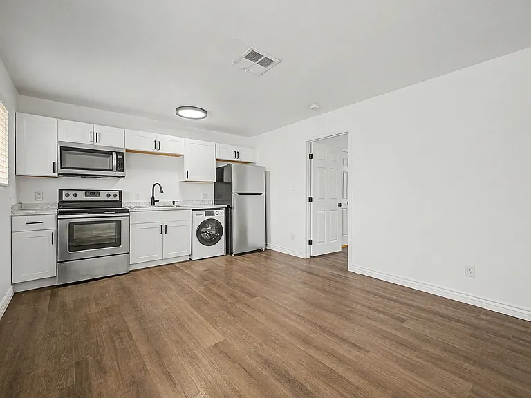 1438 E Adams St #1 — Photo 6