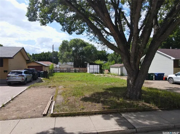 1713 D AVENUE N, Saskatoon, SK S7L 1N7