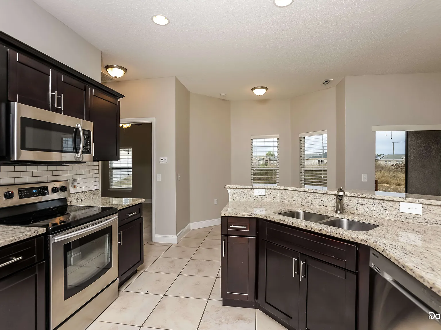 4 bed, 2.0 bath, 1813 sqft, $2,220 — Photo 3