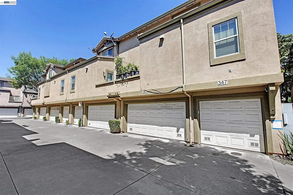 3 bed, 1243 sqft, $4,095 — Photo 1