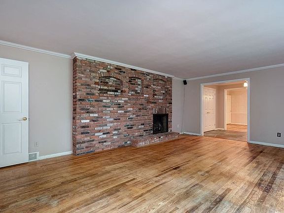 4th image of 15070 Hill Dr
