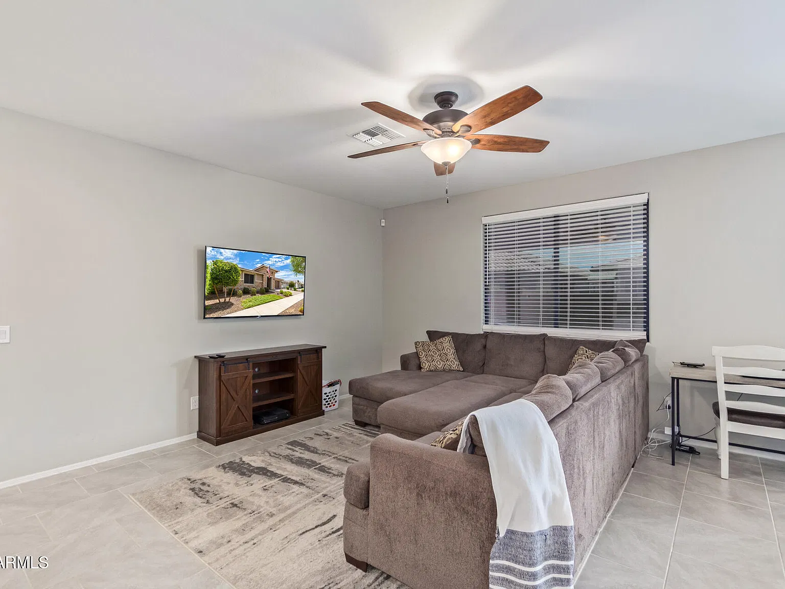 4 bed, 2.5 bath, 2298 sqft, $2,395 — Photo 2