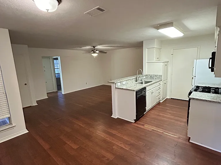 1302 Crescent St — Photo 6