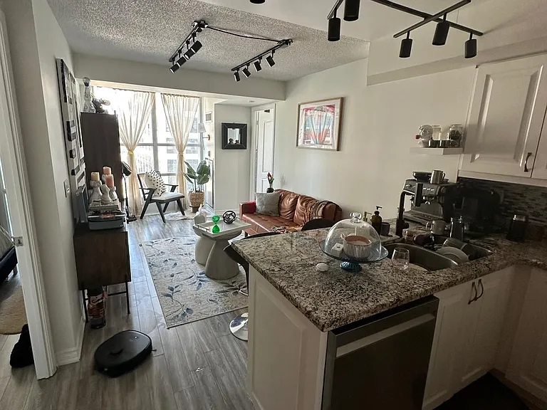 33 Elm Dr W #802 — Photo 4