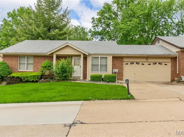 2 Tarpon Ct, Florissant, MO 63033