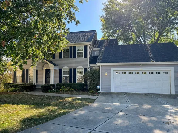 900 Claycrest Dr, Saint Charles, MO 63304