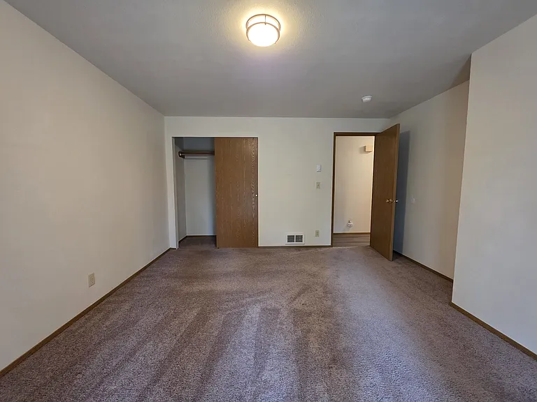384 Selkirk Dr — Photo 11