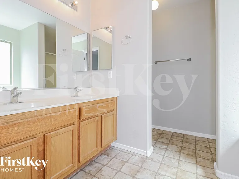 3256 W Huntington Dr — Photo 9