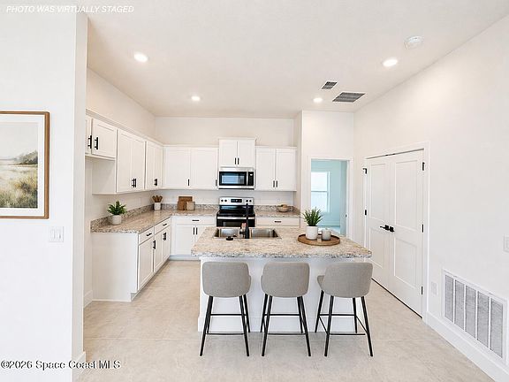 3rd image of 1028 Soleway Ave NW