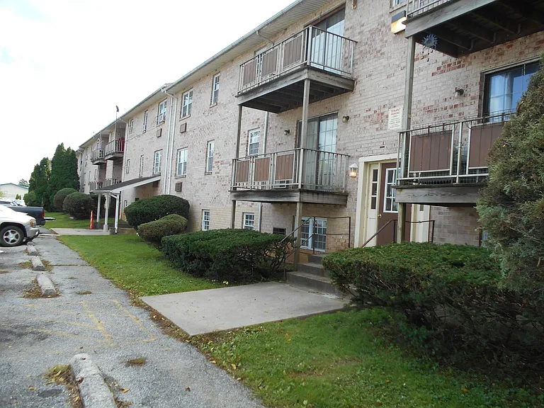 1407 E Tremont St #11 — Photo 4