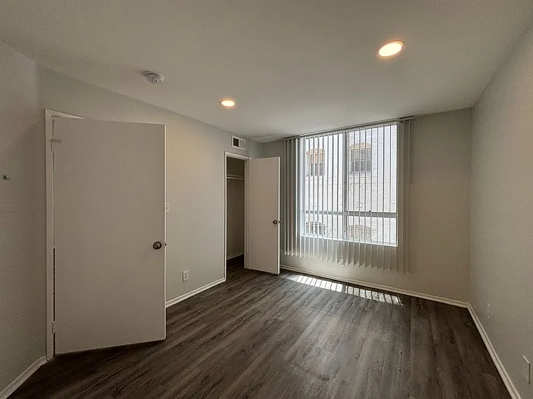 314 South Manhattan Place — Photo 34