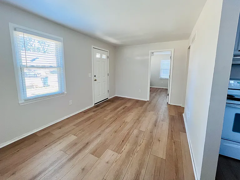 555 E Mahan Ave — Photo 8