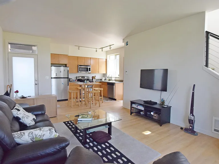 1405 NE 86th St — Photo 2