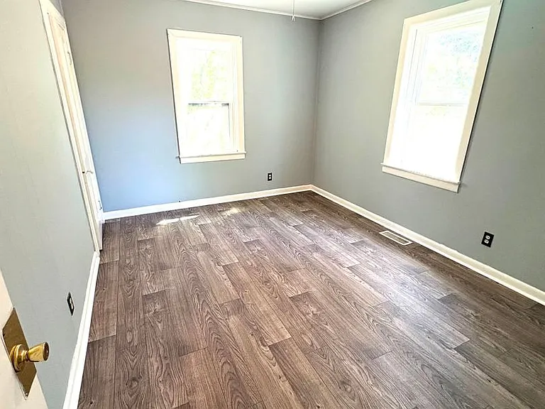 218 Eastview Dr — Photo 6