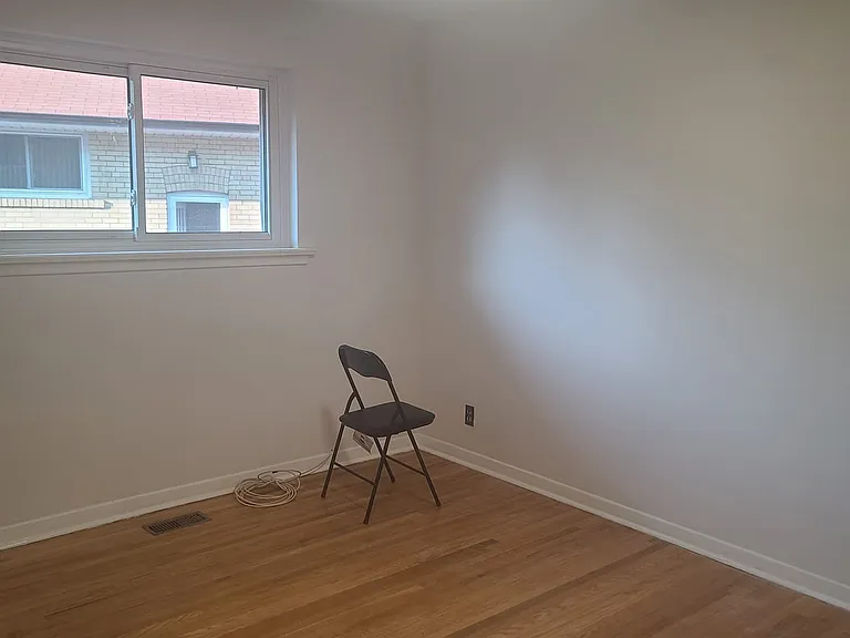 108 Rochman Blvd #MAIN FLOOR — Photo 10