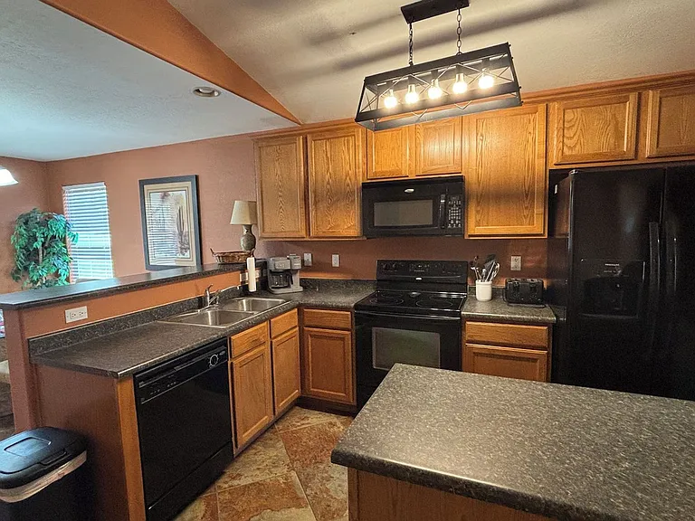 776 W Fairlane Ct — Photo 3