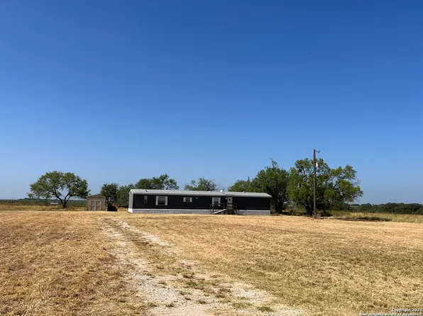 1606 CR 7711, Devine, TX 78016