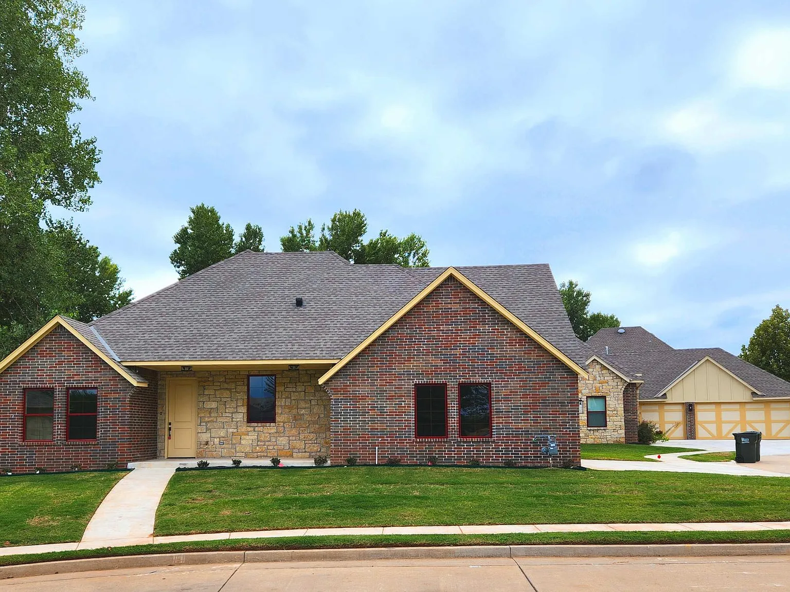3 bed, 1915 sqft, $2,195 — Photo 1
