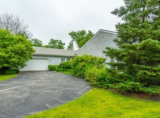 8 Fairfax Ln, Lincolnshire, IL