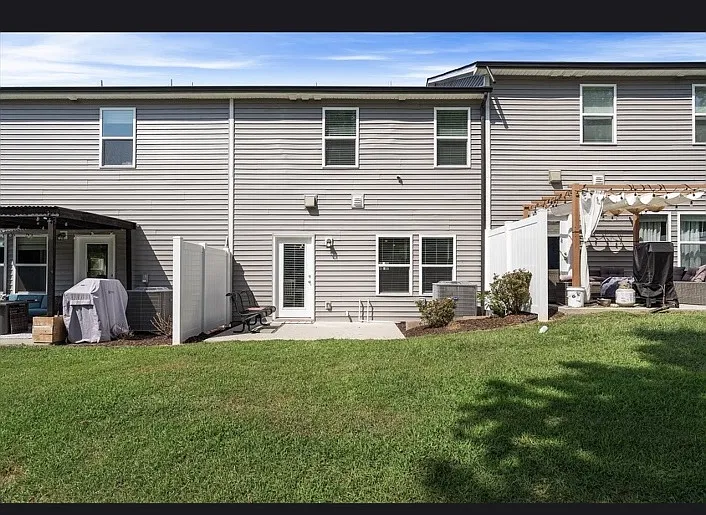 3 bed, 2.5 bath, 1601 sqft, $2,000 — Photo 3