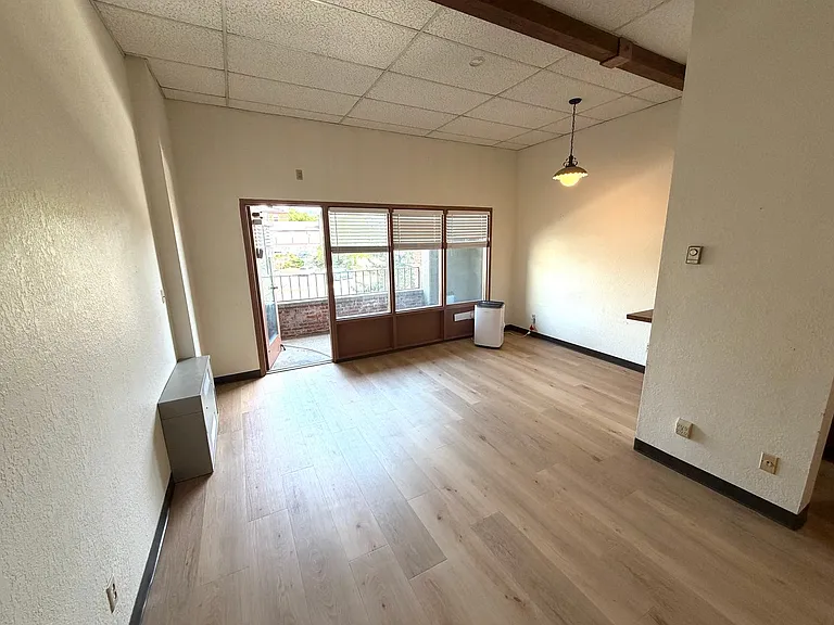 106 E Broadway — Photo 9
