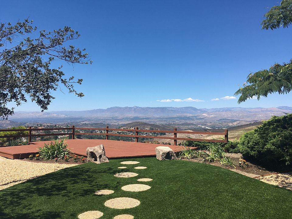 Spectacular view of the Santa Rosa Mountains. At night you see the lights of Moorpark in the distance.