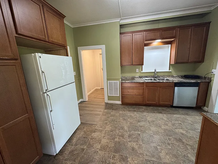 569 Kellogg St — Photo 16