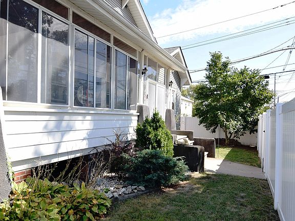 4th image of 423 Guyon Ave