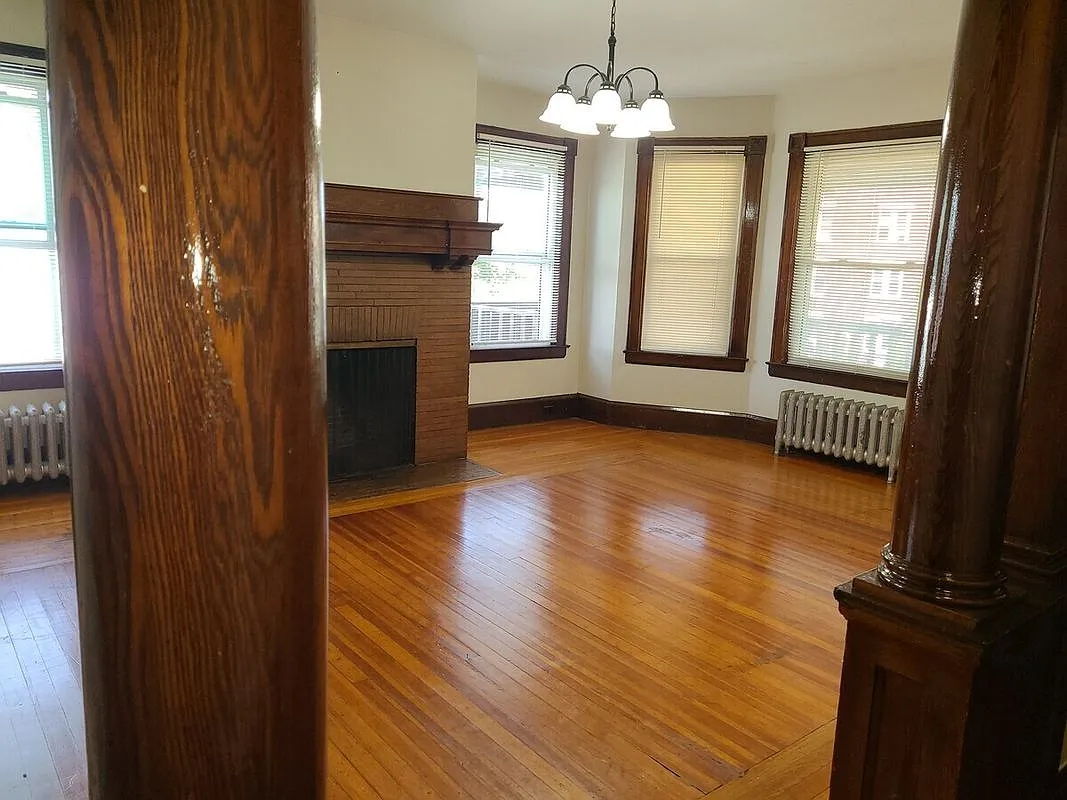 3 bed, 1.0 bath, 1600 sqft, $2,150 — Photo 3