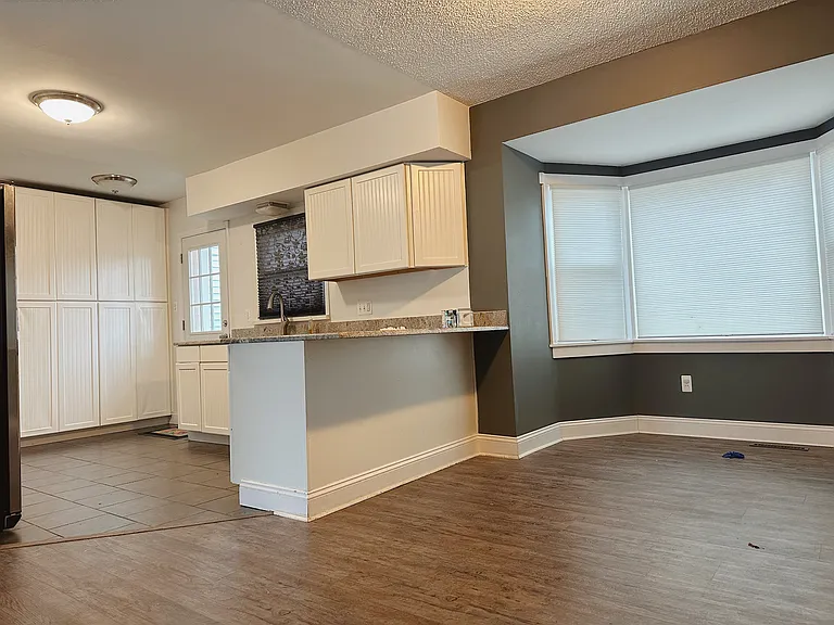 671 E Crest Ln — Photo 5