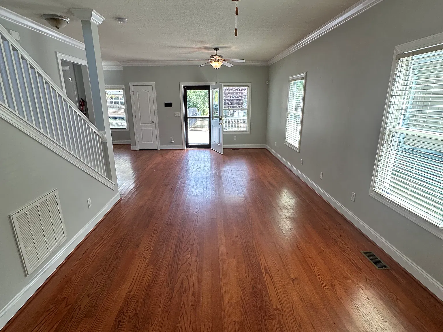 621 N Holly St — Photo 2