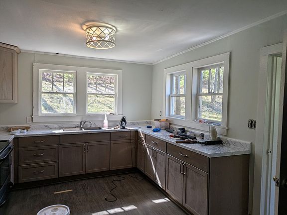 4th image of 8922 Three Points Rd