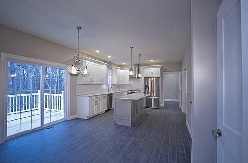 4th image of 8 Willowdale Cir