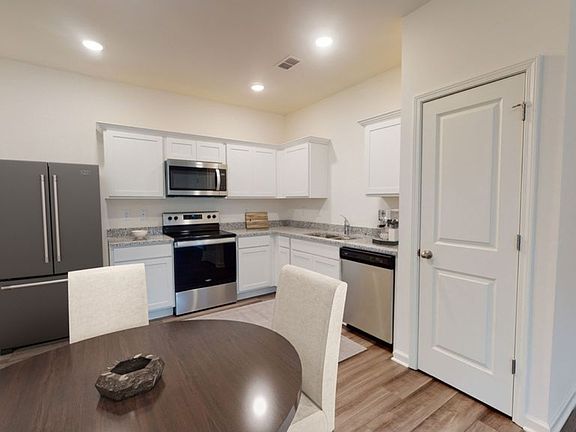 5th image of 542 Magnolia Cir