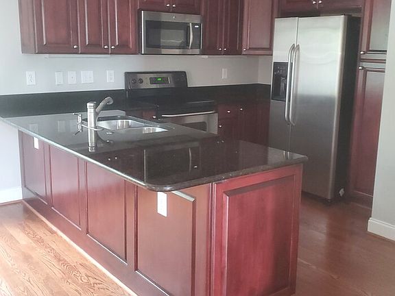 3rd image of 611 Lady St Unit B