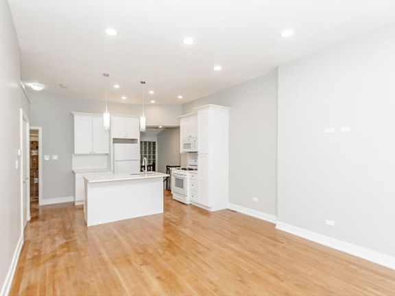 2nd image of 1421 N Dearborn St APT 101