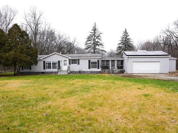 5701 Riverside Dr, Lyons, MI 48851