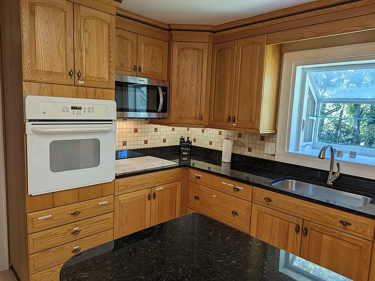 842 Spring Valley Dr — Photo 1