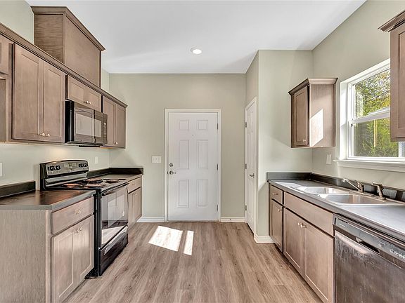 5th image of 8618 Banting St