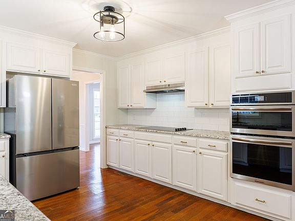 5th image of 2307 Riverhill Dr