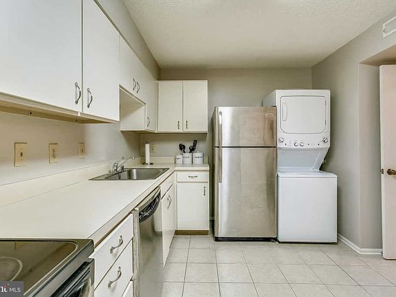 3rd image of 1600 N Oak St APT 201