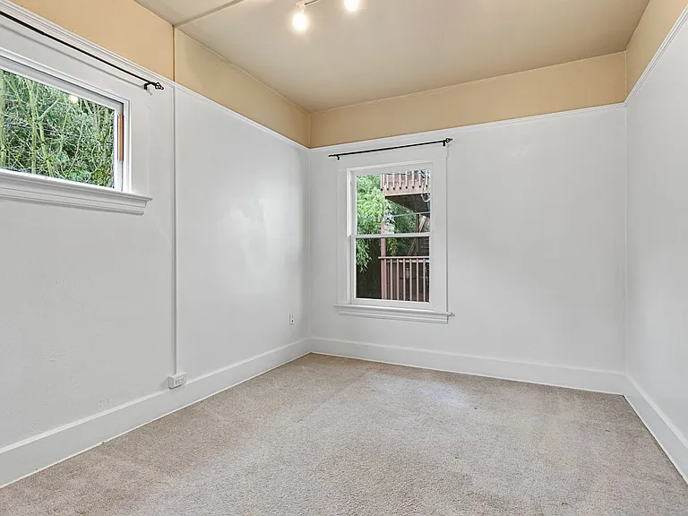 1 Bedroom with den close to SW! Walking distance to Providence Park! — Photo 19