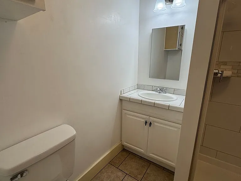 902 W 11th St #6 — Photo 8