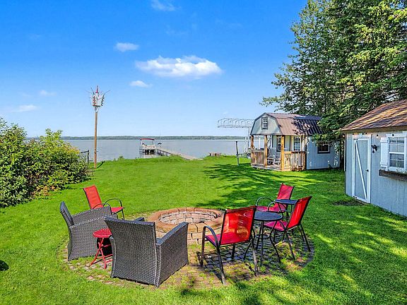 4th image of 624 Lakeshore Dr E