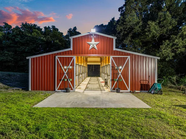 307 Smith St, Naples, TX 75568