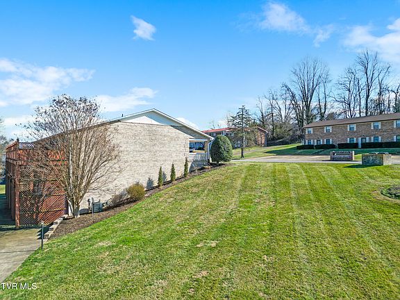 4th image of 101 Crestview Dr