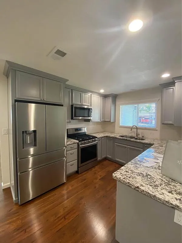 1 bed, 1.0 bath, 230 sqft, $800 — Photo 2