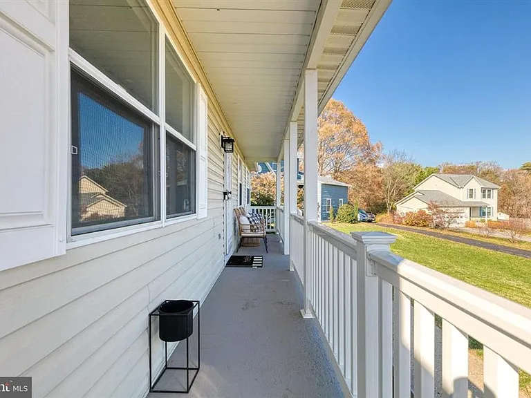 1577 Loring Ct — Photo 2